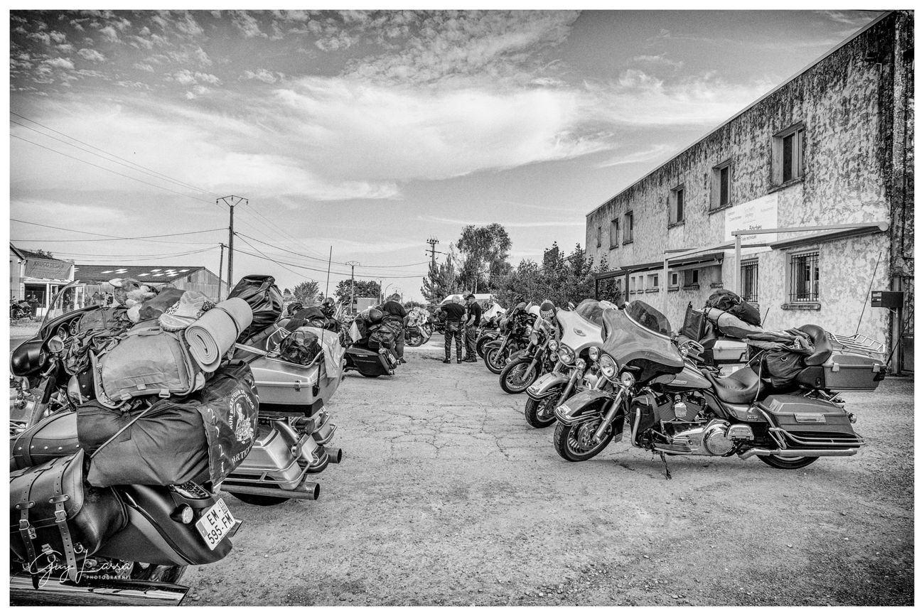 Des dizaines de motos alignées devant un bâtiment