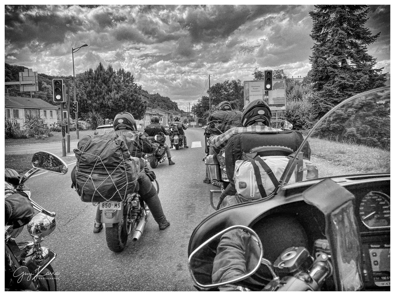 Les motos du run dans la circulation d'une ville