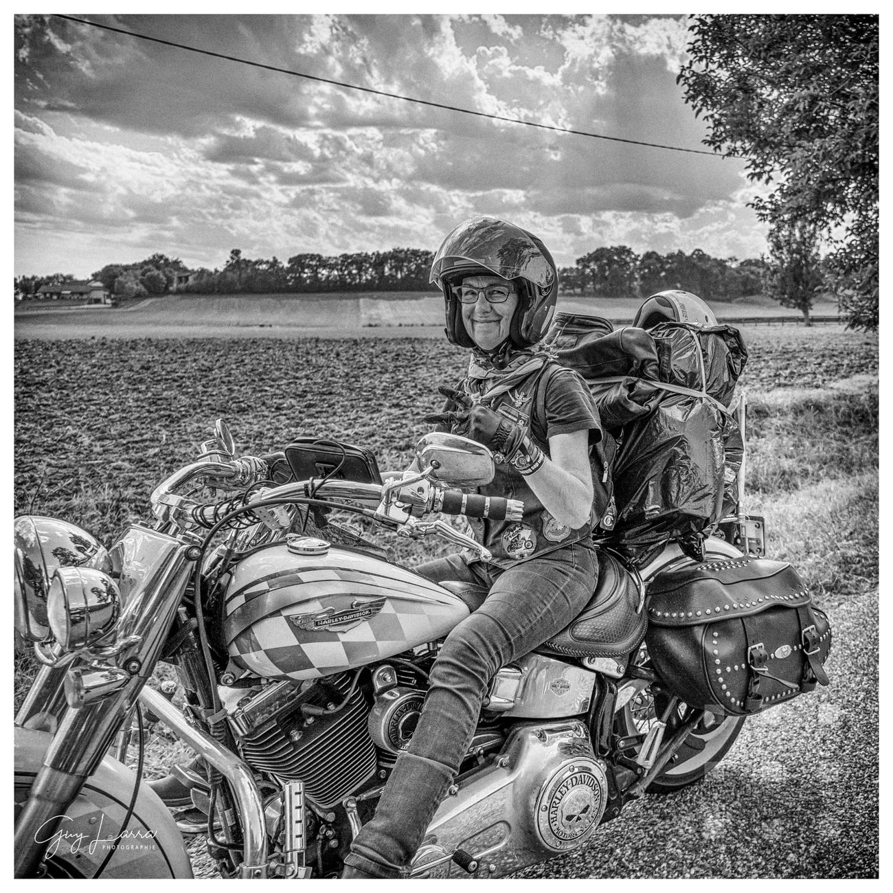 Un biker en selle sur sa Harley, prêt à repartir